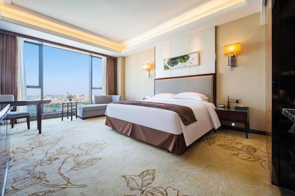 Eurasia Convention International Hotel Ухан Екстериор снимка