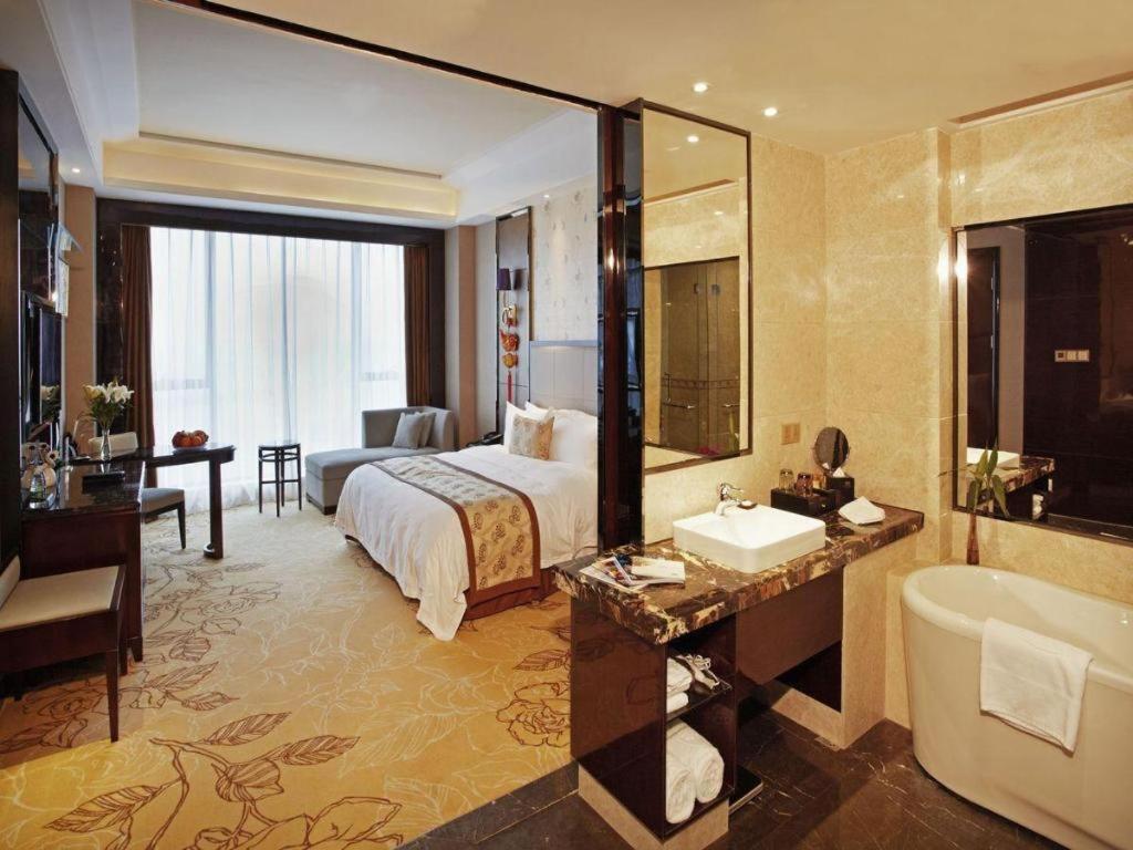 Eurasia Convention International Hotel Ухан Екстериор снимка