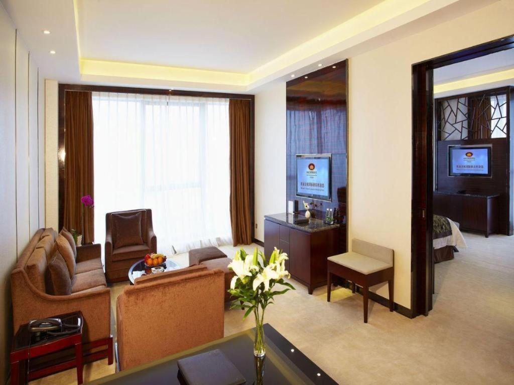 Eurasia Convention International Hotel Ухан Екстериор снимка