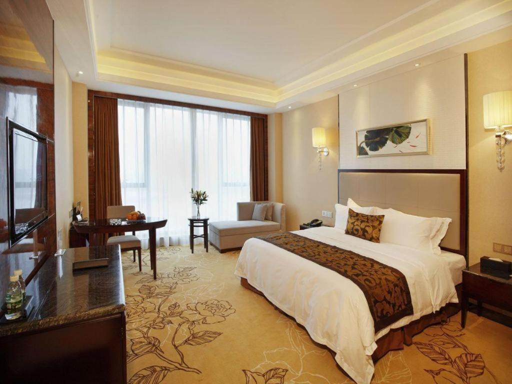 Eurasia Convention International Hotel Ухан Екстериор снимка