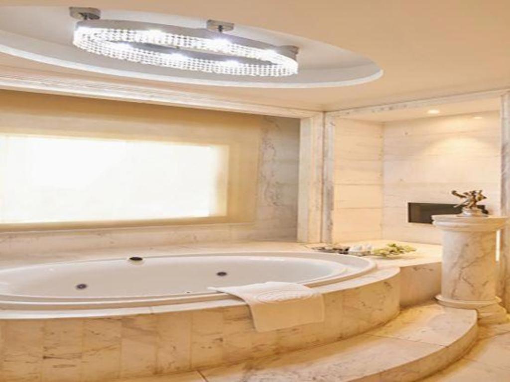 Eurasia Convention International Hotel Ухан Екстериор снимка
