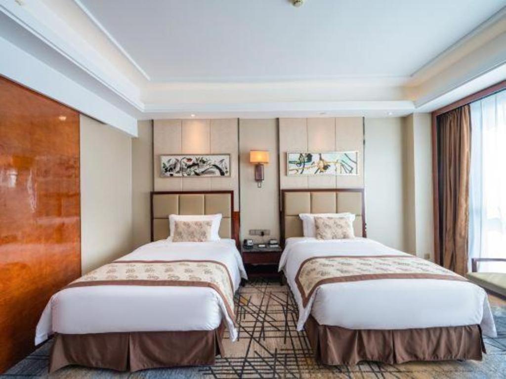 Eurasia Convention International Hotel Ухан Екстериор снимка