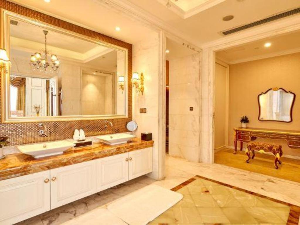 Eurasia Convention International Hotel Ухан Екстериор снимка
