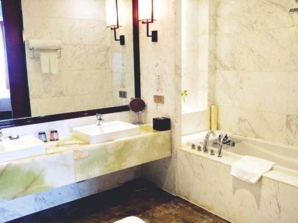 Eurasia Convention International Hotel Ухан Екстериор снимка