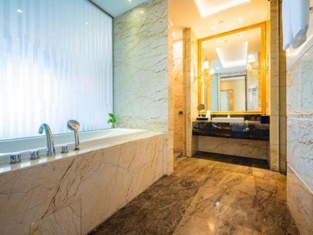Eurasia Convention International Hotel Ухан Екстериор снимка